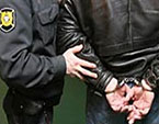 В Березовском сотрудники полиции задержали за грабеж мужчину, который скрывался от правосудия в лесу 